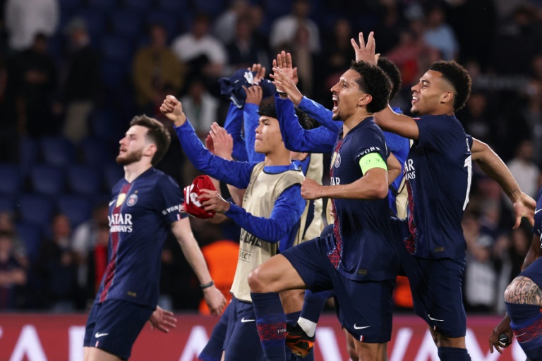 Les joueurs du Paris Saint-Germain savourent leur victoire contre Liverpool en Ligue des champions, le 8 avril 2026 au Parc des Princes de Paris.