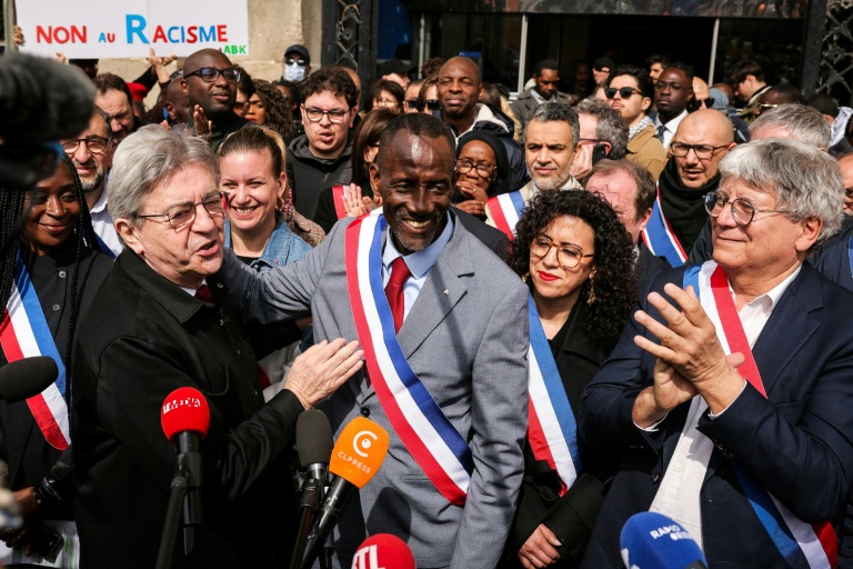 Le nouveau maire de Saint-Denis, Bally Bagayoko (C), aux côtés de l'Insoumis Jean-Luc Mélenchon (G) lors d'un rassemblement contre le racisme, le 4 avril 2026 à Saint-Denis