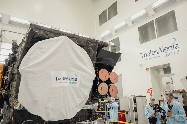 Le satellite Meteosat troisième génération (MTG) dans les locaux de Thales Alenia Space à Cannes, le 18 avril 2026