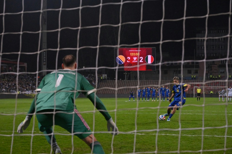 Le milieu de la Bosnia-Herzegovina Kerim Alajbegovic lors de son tir au but face au gardien italien Donnarumma lors de la finale de barrage Europe pour le Mondial-2026