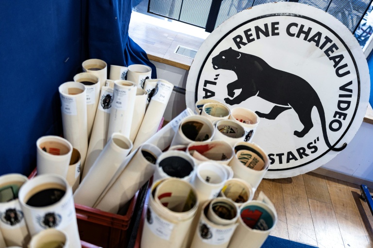 Des objets et des affiches de cinéma de la collection René Chateau exposés à Paris, le 7 avril 2026 avant leur vente aux enchères par la maison Millon, le 9 avril 2026