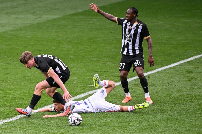 Le milieu de terrain de Lyon Khalis Merah au sol, lors du match nul de son équipe en Ligue 1 à Angers, le 5 avril 2026