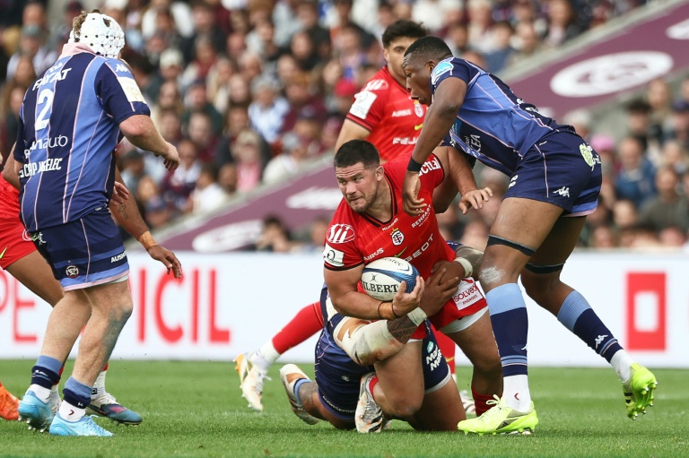 Le joueur de Toulouse Julien Marchand plaqué par des joueurs de Bordeaux-Bègles, lors du quart de finale de Champions Cup, le 12 avril 2026, à Bordeaux
