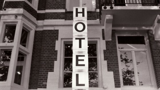 À Paris, un hôtel a mis fin à un partenariat sur fond d’idées politiques. Une information qui a mis en colère Maud Koffler