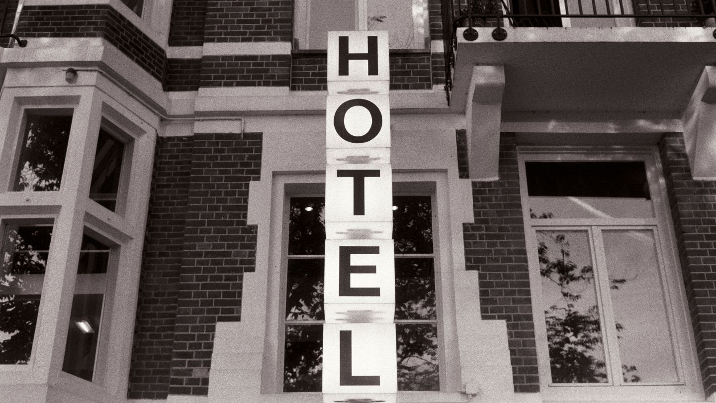 À Paris, un hôtel a mis fin à un partenariat sur fond d’idées politiques. Une information qui a mis en colère Maud Koffler