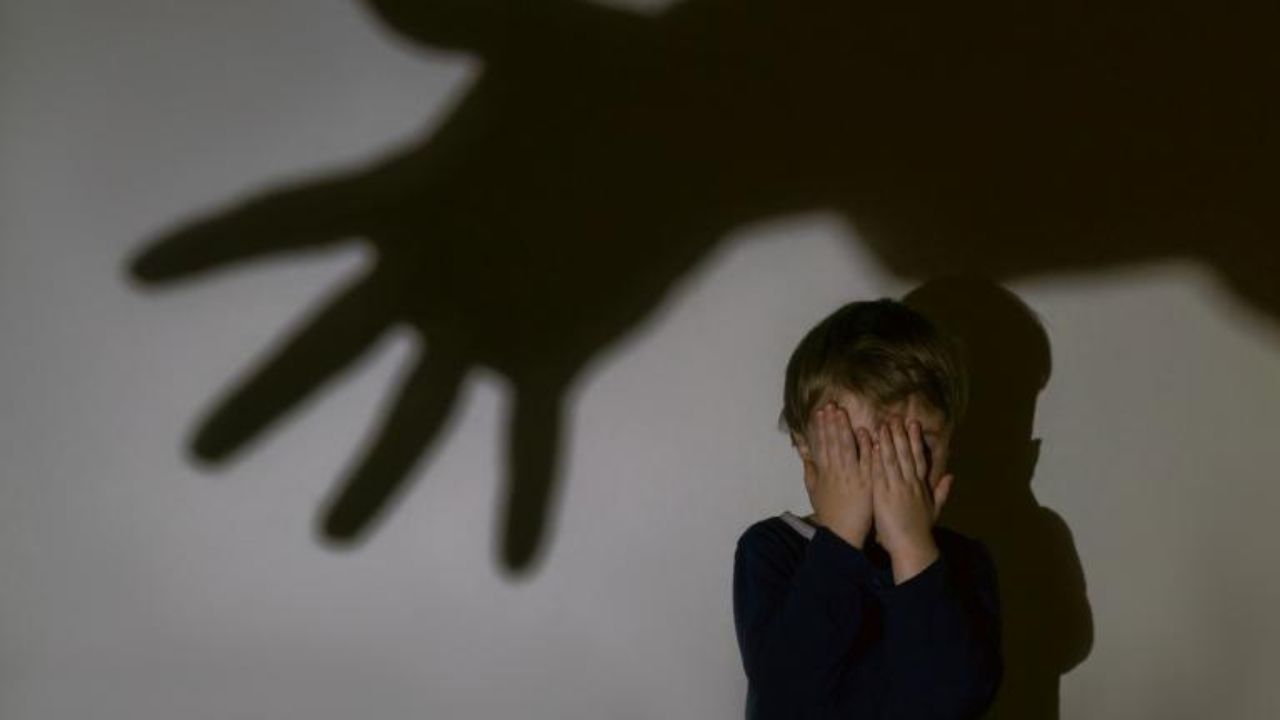 Dans la commune de Lucenay dans le Rhône, un père a été mis en examen pour viol et agressions sexuelles sur 34 enfants.