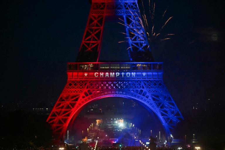 La Tour Eiffel s'illumine aux couleurs du Paris Saint-Germain, le 30 mai 2026