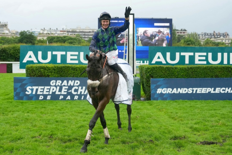 Le jockey français Johnny Charron célèbre sa victoire après avoir remporté le Grand Steeple-Chase de Paris 2026 à Auteuil, le 17 mai 2026