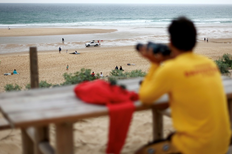 Un maître-nageur-sauveteur surveille la plage de Le Porge, en Gironde, le 30 mai 2026