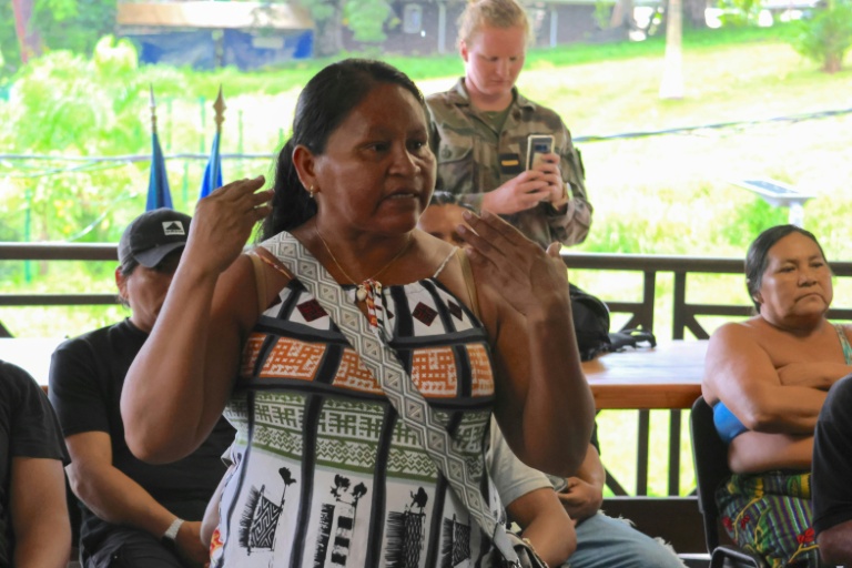 Une habitante, Françoise Renaud, prend la parole lors d'une rencontre avec la délégation préfectorale à Camopi, le 11 mai 2026 en Guyane