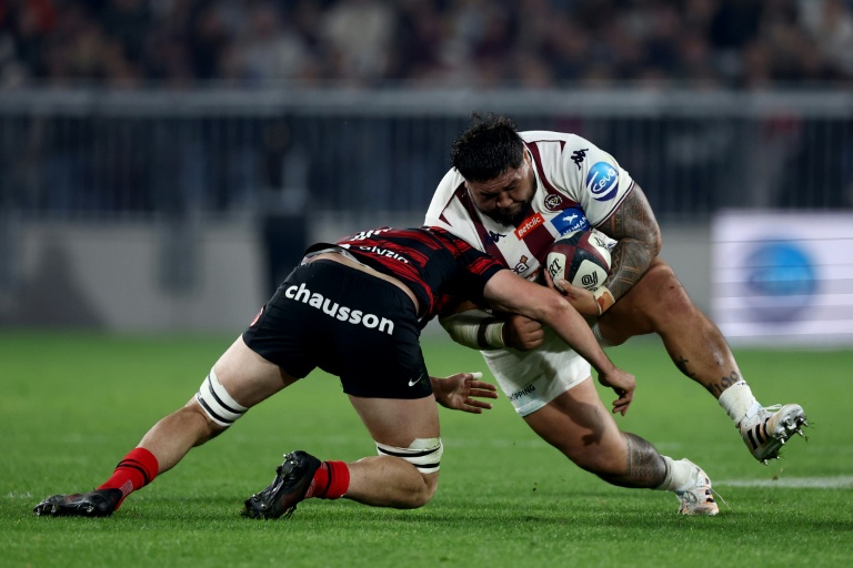 Ben Tameifuna (d) tente de résister au plaquage de Léo Banos lors du match de Top14 entre l'UBB et Toulouse, le 22 mars 2026 à Bordeaux