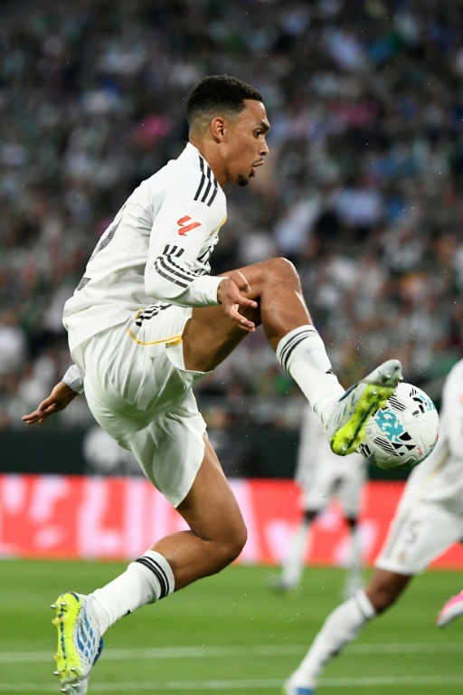 Le défenseur latéral anglais du Real Madrid, Trent Alexander-Arnold, lors d'un match de championnat d'Espagne contre le Betis Séville, à Séville, le 24 avril 2026