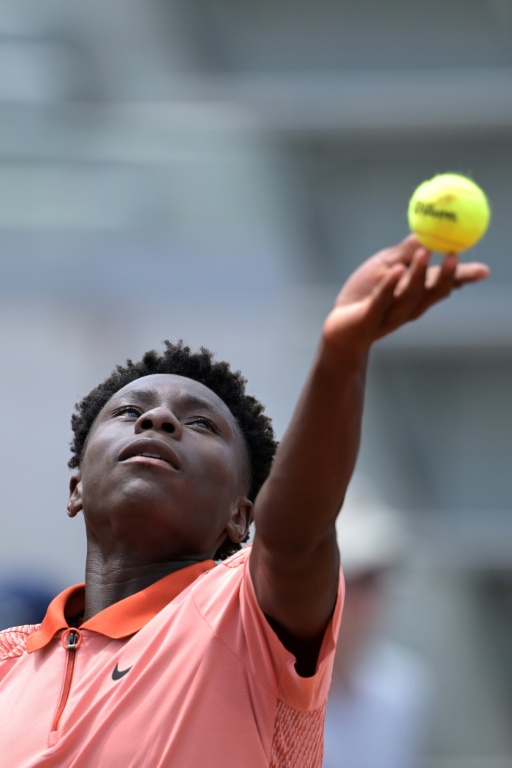 Le Français Moïse Kouame sert face au Polonais Tomasz Berkieta lors de leur quart de finale du simple junior masculin de Roland-Garros 2024, à Paris, le 6 juin 2024