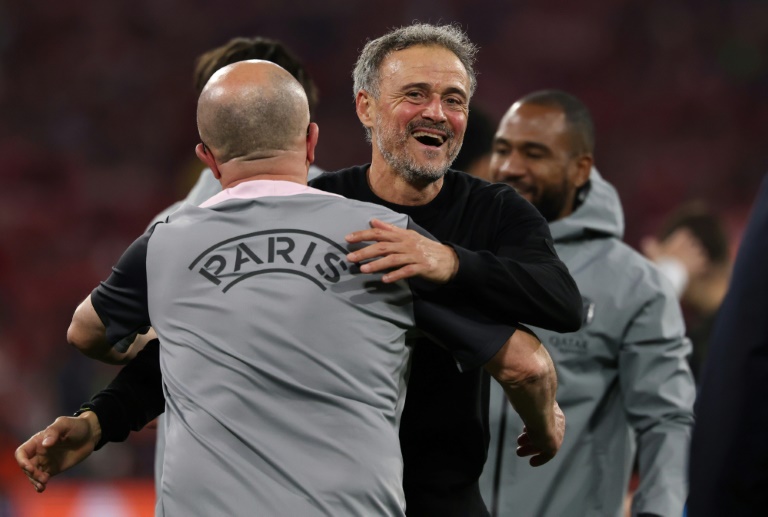 L'entraîneut du PSG Luis célèbre la qualification avec son staff après le match nul contre le Bayern en demi-finale de la Ligue des champions, le 6 mai 2026 à Munich