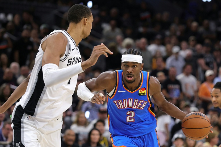 Shai Gilgeous-Alexander (d) face à Victor Wembanyama lors du match 4 de la finale de conférence Ouest de NBA entre l'Oklahoma City Thunder et les San Antonio Spurs, le 25 mai 2026 à San Antonio