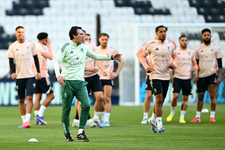Unai Emery dirige une séance d'entraînement des Villans à Istanbul le 19 mai 2026, à la veille de la finale de la Ligue Europa contre Fribourg