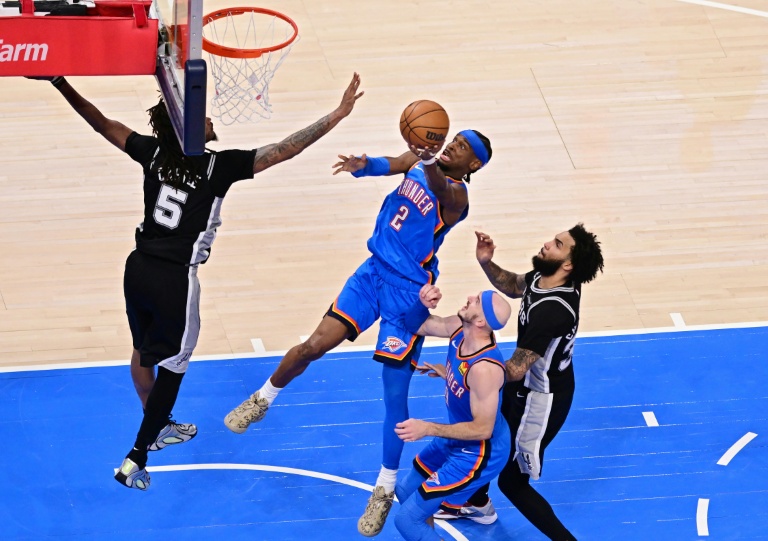 Shai Gilgeous-Alexander (c) tente un tir lors du match 1 de la finale de conférence Ouest de NBA entre l'Oklahoma City Thunder et les San Antonio Spurs, le 18 mai 2026 à Oklahoma City