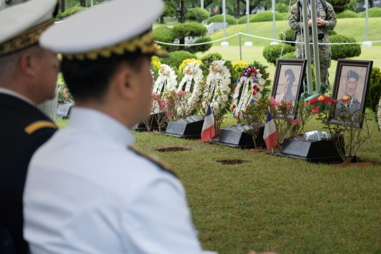 Cérémonie d'inhumation des cendres des Français André Datcharry et Jacques Grisolet, deux anciens combattants de la guerre de Corée, au Cimetière mémorial des Nations Unies à Busan, le 27 mai 2026 en Corée du Sud