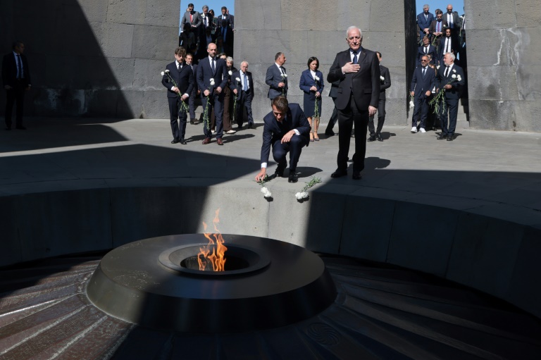 e président français Emmanuel Macron, le président arménien Vahagn Khachaturyan et des responsables déposent des fleurs au mémorial du génocide arménien de Tsitsernakaberd à Erevan, le 5 mai 2026