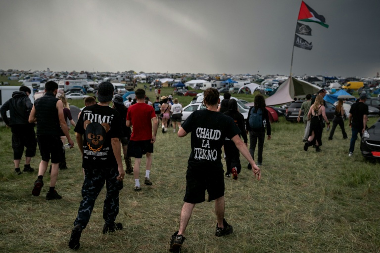 Des participants à une free party sur un terrain militaire à Cornusse, près de Bourges, le 1er mai 2026 dans le Cher
