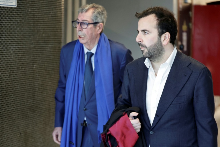 Patrick Balkany, à gauche, accompagné à sa droite de son avocat Robin Binsard, au tribunal de Nanterre le 7 avril 2026, dans les Hauts-de-Seine