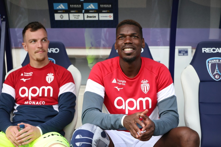 Paul Pogba sur le banc de l'AS Monaco lors du match de L1 contre le Paris FC le 10 avril 2026.