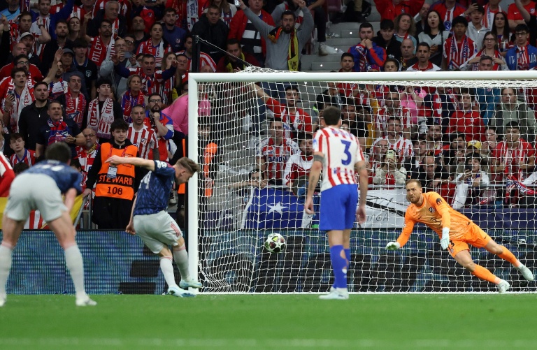 Viktor Gyokeres ouvre la marque sur penalty lors de la demi-finale aller de Ligue des champions entre l'Atlético Madrid et Arsenal, le 29 avril 2026 à Madrid