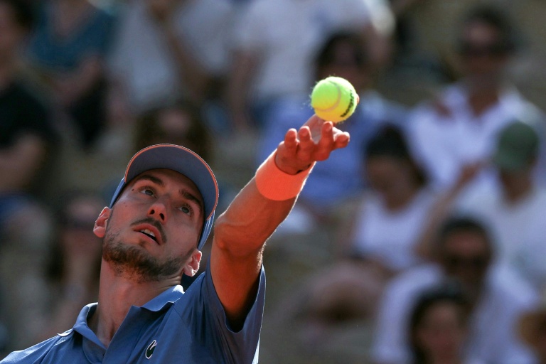 Luka Pavlovic au service face au Brésilien Joao Fonseca à Roland-Garros, le 24 mai 2026