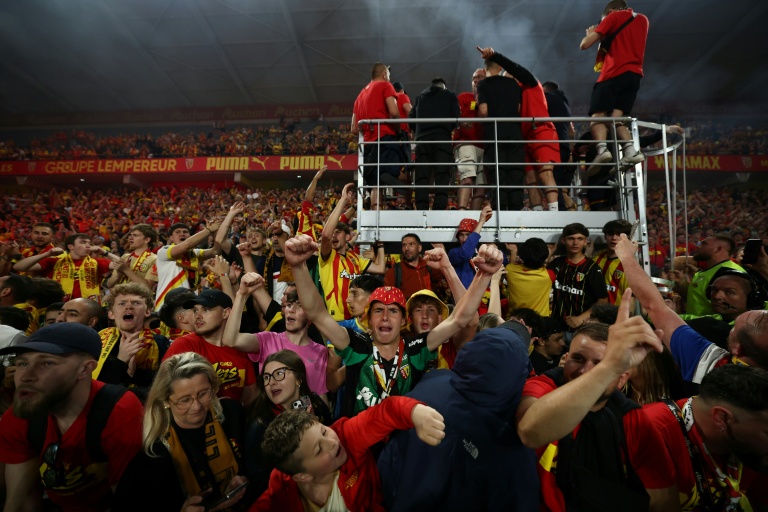Des supporters du RC Lens célèbrent la victoire du club à Lens, le 22 mai 2026