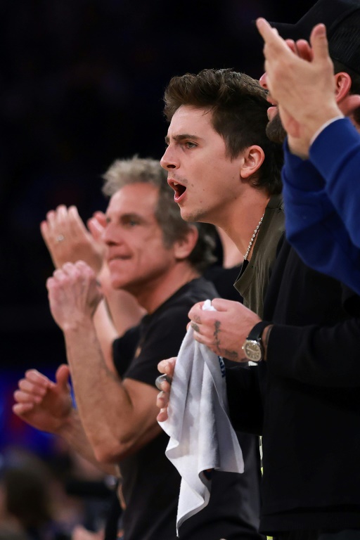 Les acteurs Ben Stiller (à gauche) et Timothée Chalamet encouragent les Knicks lors de leur victoire renversante contre Cleveland, le 19 mai 2026 à New York