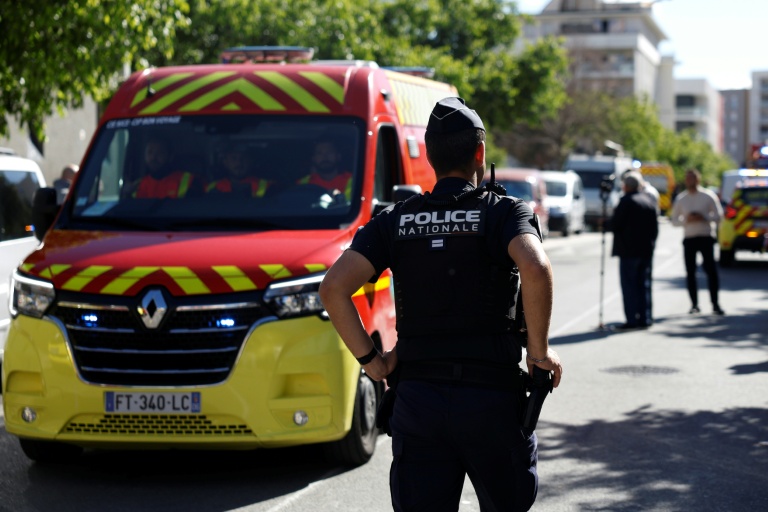 Un policier sur les lieux où deux personnes ont été tuées et trois autres blessées lors d'une fusillade dans le quartier des Moulins à Nice, le 11 mai 2026