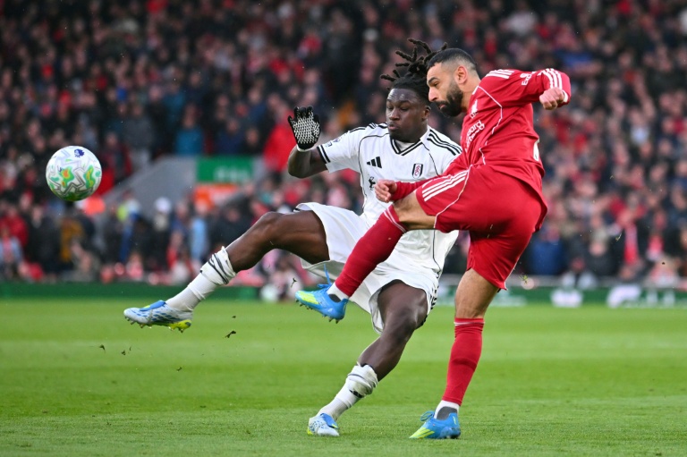 Mohamed Salah (d) face à Calvin Bassey lors du match de Premier League entre Liverpool et Fulham, le 11 avril 2026 à Liverpool