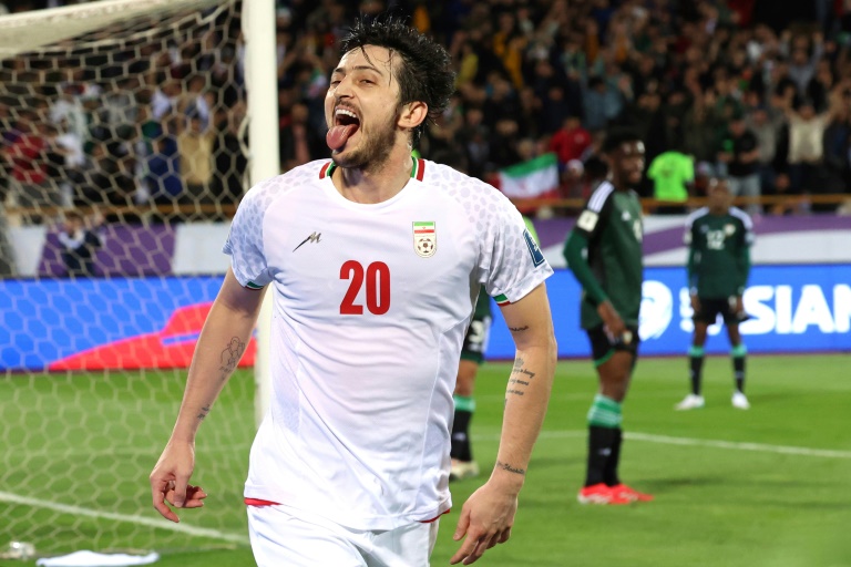 L'attaquant iranien Sardar Azmoun célèbre premier but lors du match de football des qualifications de la zone Asie pour la Coupe du monde de la FIFA 2026 entre l'Iran et les Émirats arabes unis, à Téhéran, le 20 mars 2025