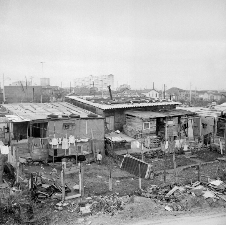 Des habitations de fortune du bidonville de Nanterre, le 24 mars 1964