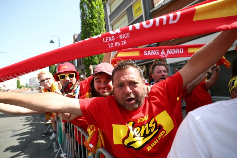 Des supporters du RC Lens saluent les joueurs lors de la parade pour fêter la victoire en Coupe de France, le 23 mai 2026 à Lens