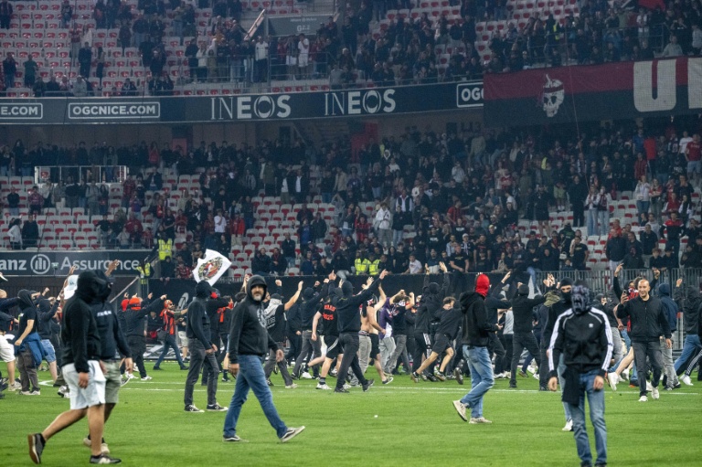Envahissement de terrain par les supporters Nice mécontents de la prestation de leur équipe face à la lanterne rouge Metz, le 17 mai 2026 à l'Allianz Riviera