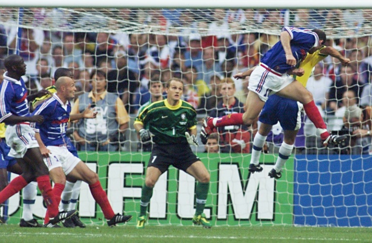 Le 12 juillet 1998 au Stade de France, Zinédine Zidane (au centre) ouvre le score face au Brésil. Auteur d'un doublé, complété par un but d'Emmanuel Petit (3-0), il offre à la France sa première Coupe du monde
