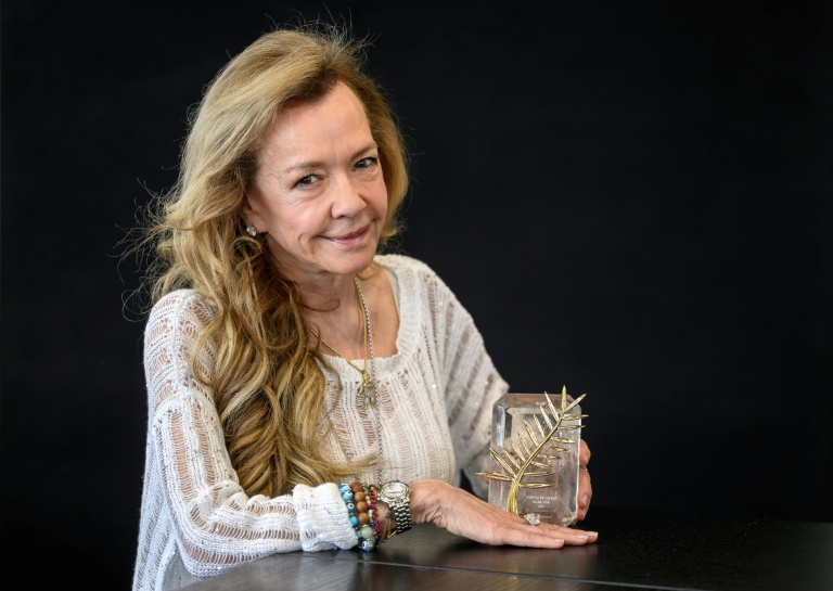 Caroline Scheufele, co-présidente de Chopard, pose avec une Palme d'or, que le joaillier est chargé de façonner pour le Festival de Cannes, le 21 avril 2026 à Meyrin, près de Genève