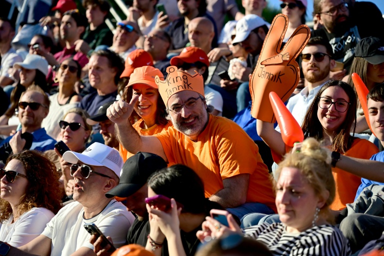 Des spectateurs durant un match du Masters 1000 de Rome de l'Italien Jannik Sinner le 10 mai 2025