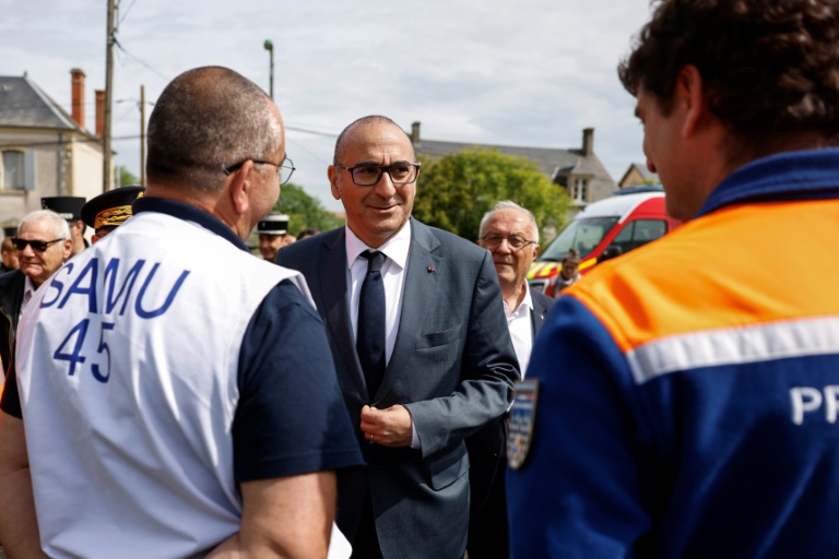Le ministre de l'Intérieur, Laurent Nunez (C), visite un poste médical avancé installé près d'une free party géante, le 3 mai 2026 à Bengy-sur-Craon, dans le Cher