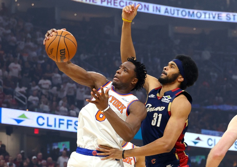 Og Anunoby récupère un rebond face à Jarrett Allen lors du match 3 de la finale de conférence Est de NBA entre les New York Knicks et les Cleveland Cavaliers, le 23 mai 2026 à Cleveland