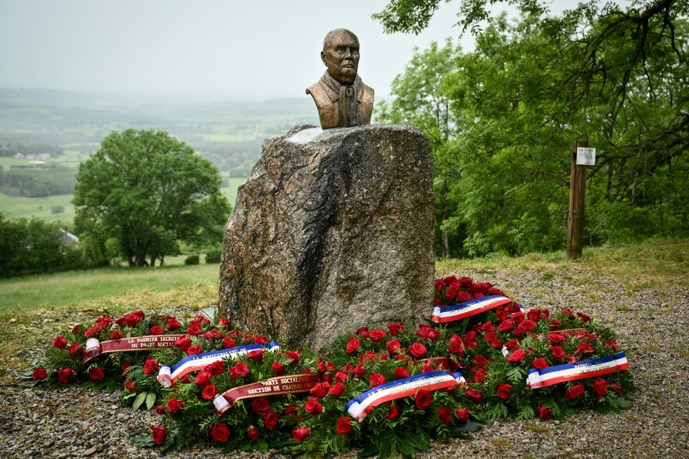 Des gerbes de roses déposées au pied de la statue de l'ex-président socialiste François Mitterrand, le 10 mai 2026 à Château-Chinon, dans la Nièvre