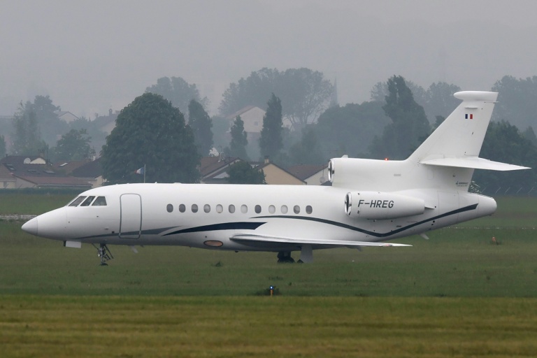 L'avion ramenant les cinq Français évacués du navire MV Hondius, où a été détecté un foyer d'hantavirus, à son arrivée à l'aéroport du Bourget, près de Paris, le 10 mai 2026