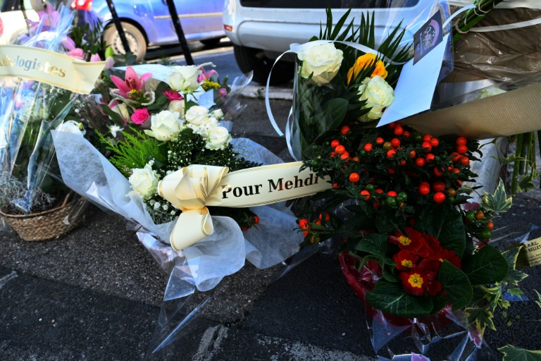 Des fleurs dposées à l'endroit où Mehdi Kessaci a été assassiné, le jour de ses funérailles à Marseille, le 18 novembre 2025