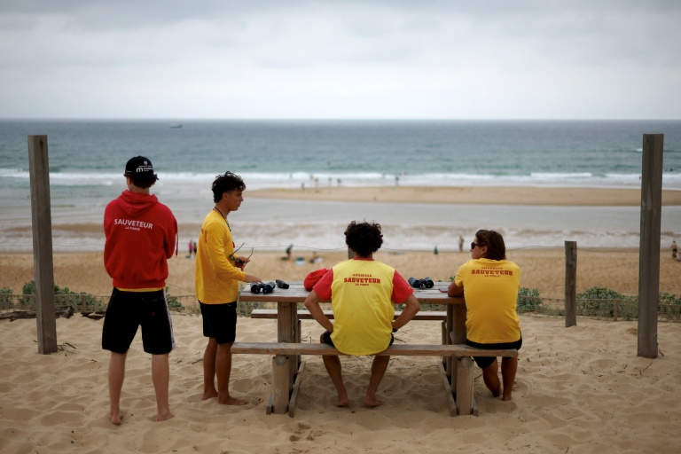 Des maîtres-nageurs-sauveteurs surveillent la plage de Le Porge en Gironde le 30 mai 2026