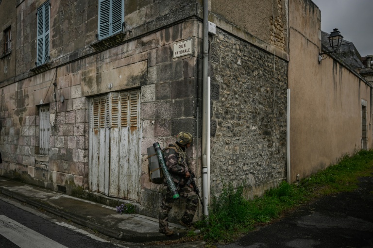 Un parachutiste du 2e régiment étranger de parachutistes (2e REP) surveille une rue lors d'un exercice de défense de pont à Saint-Savin, dans la Vienne, le 17 mai 2026