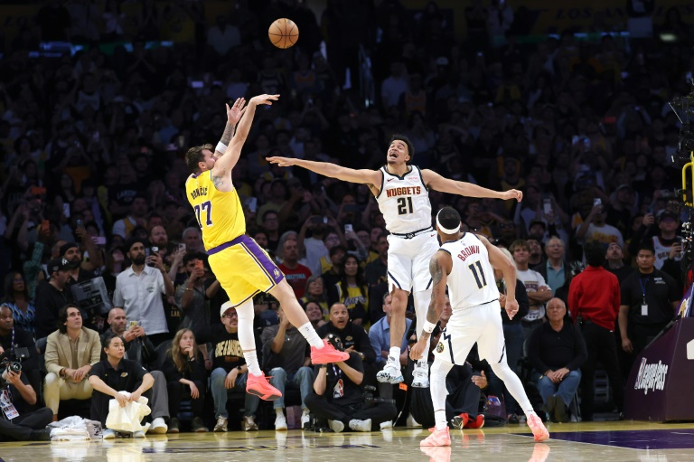 Luka Doncic rentre le tir gagnant pour Los Angeles contre Denver, le 14 mars 2026 à Los Angeles