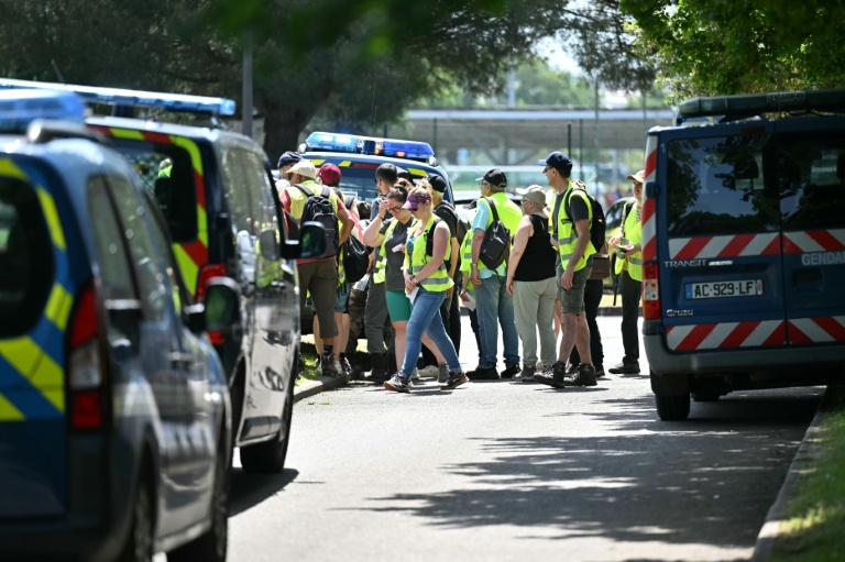 Des volontaires marchent en file indienne le long d'une route à Saint-Étienne-de-Montluc, dans le cadre d'une recherche visant à recueillir des informations concernant Manon Relandeau, disparue depuis le 27 mars