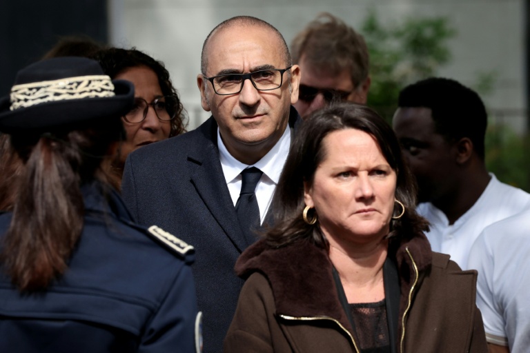 Le ministre de l'Intérieur, Laurent Núñez(c) et la maire de Nantes Johanna Rolland (d) dans le quartier de Port-Boyer, au lendemain d'une fusillade qui a tué un adolescent de 15 ans, le 15 mai 2026 à Nantes