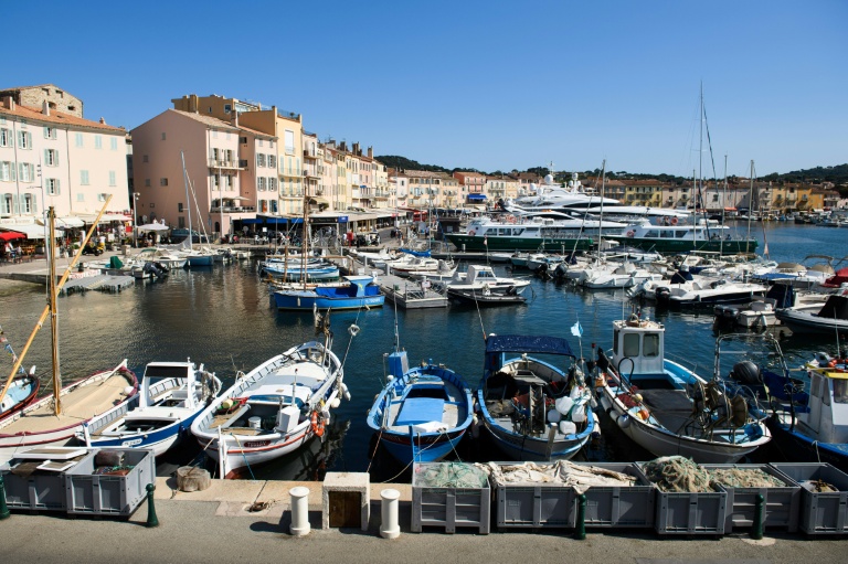 Le vieux port de Saint-Tropez, le 10 juillet 2021 dans le Var
